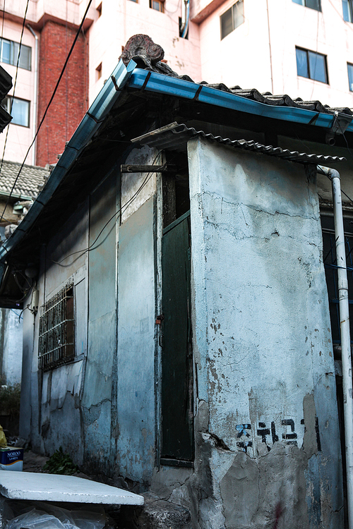 유토이미지 | 상세페이지 | 베이직샵 | 20880745 | 파란색으로 칠해진 낡은 집