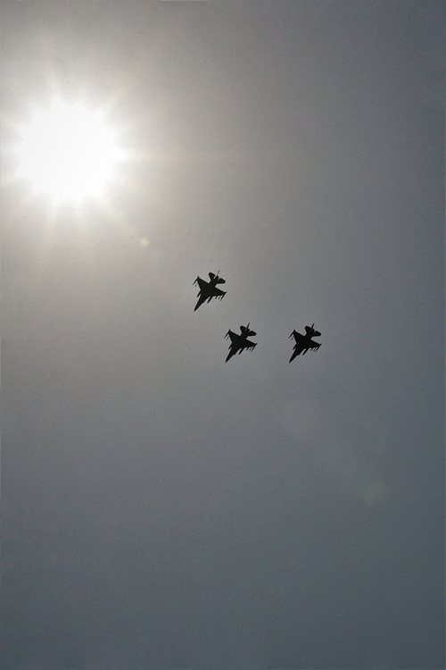 에어쇼에서 비행중인 F-16 전투기 편대