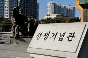 용산 전쟁기념관 6.25전쟁 50주년 기념 조형물과 동상