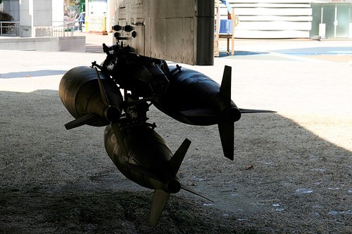 전투기에 장착되어있는 재래식 무기 폭탄