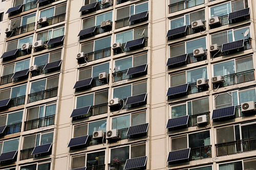 아파트 설치된 미니 태양광 패널