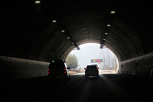 고속도로 터널 통과
