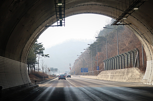 고속도로 터널 통과