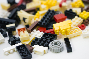 하얀 배경 속 클로즈업 된 레고 블럭들