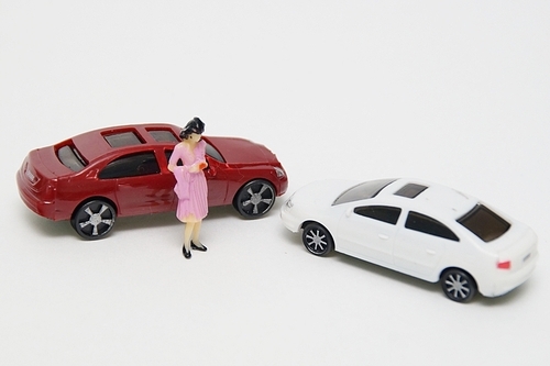 교통사고 컨셉,접촉된 자동차 두대와 서있는 여자