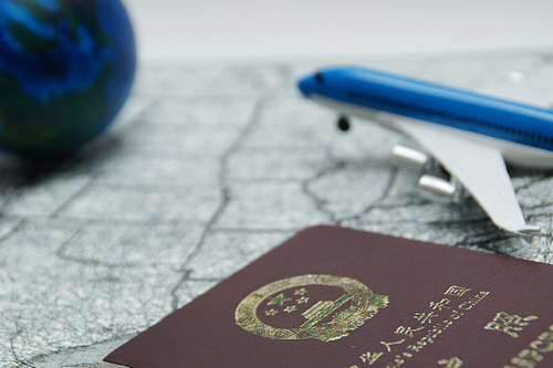 세계지도 위의 여권,비행기,지구본