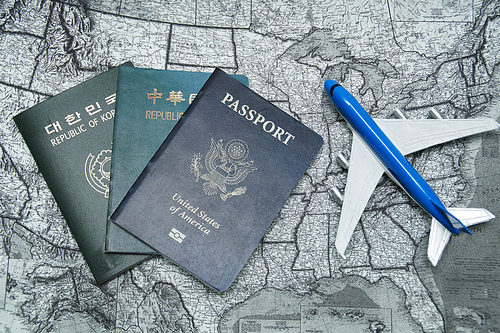 세계지도 위의 3개국 여권,비행기