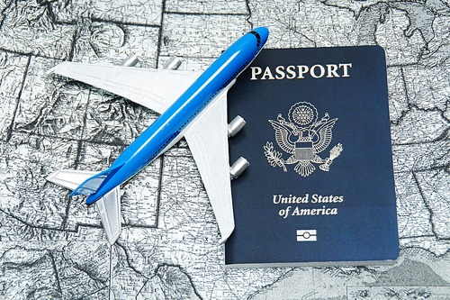 세계지도 위의 미국 여권,비행기