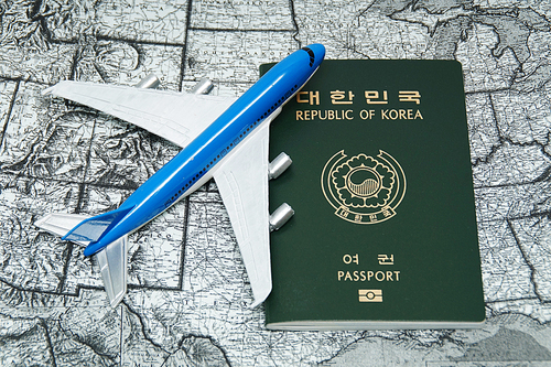 세계지도 위의 대한민국 여권,비행기