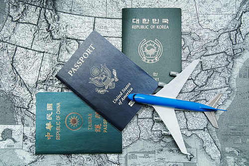 세계지도 위의 3개국 여권,비행기
