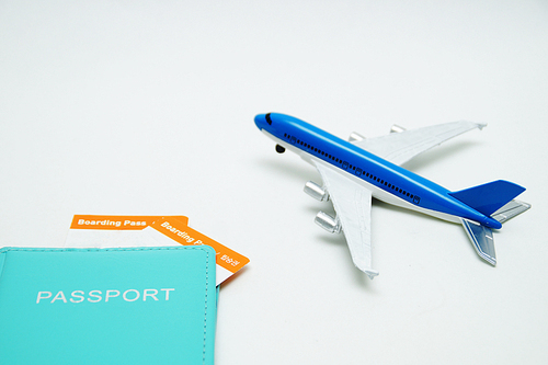 흰배경의 여권,보딩패스,비행기