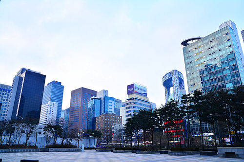 서울 도시 한복판의 빌딩숲과 스카이라인, 서울의 도심 빌딩가 한복판에서 차갑고 현대적인 분위기의 도심속 한가운데 빌딩군