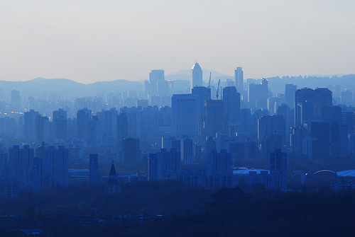 블루빛 색감으로 물든 안개가 자욱한 서울의 우울한 느낌의 오늘 모습, 블루톤의 도시이미지, 우울한 푸른빛 도시이미지
