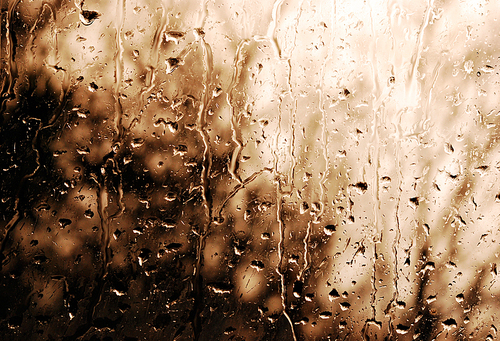비오는 날,  해질무렵의 창밖으로 비는 내리고, 유리창에 부딪치며 흐르는 빗물은 어쩌면 내 눈물일까?