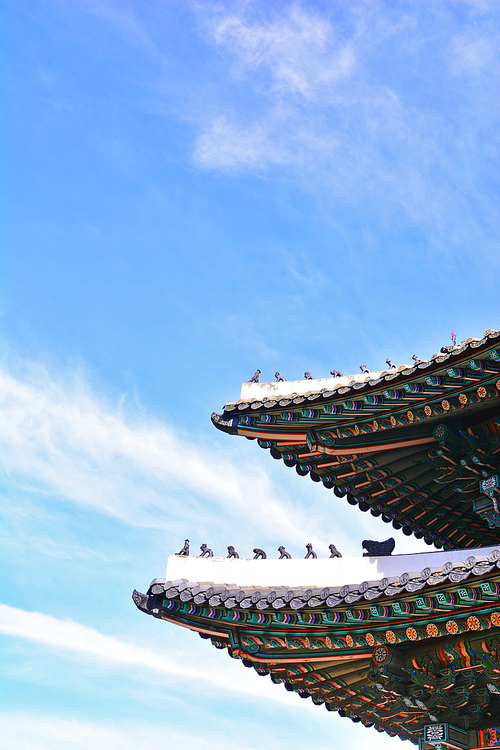 한국의 옛 고건축의 전통적인 아름다움의 절정을 보여주는 창경궁의 궁궐의 기와집들과 누각들