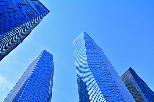 서울의 도심 한복판,금융가,증권가의 첨단의 초고층 빌딩들이 하늘을 찌르듯이 솟아있다.