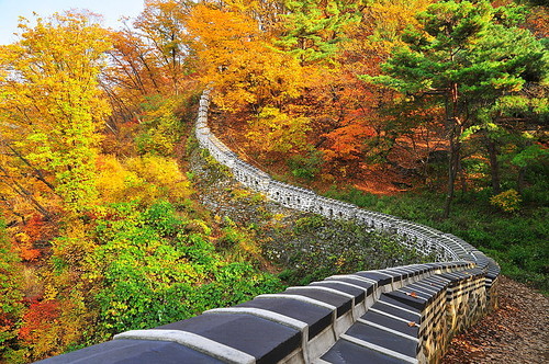 찬란한 아름다움의 단풍으로 물든 도립공원 남한산성 성곽길의  숨겨진 아름다운 가을풍경
