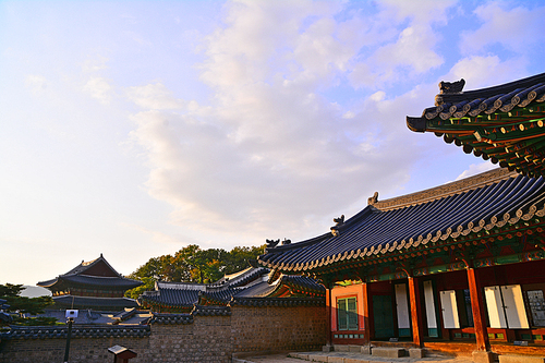 한국전통 건축양식의 백미를 보여주는 해질무렵의 창경궁의 아름답고 화려한 고궁 이미지