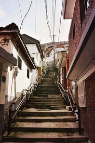 서울의 마지막 달동네, 가파른 오르막길의 계단을 중심으로 자리한 이화동의 언덕위 마을의 서민적이고 정겨운 잊혀져가는 모습들
