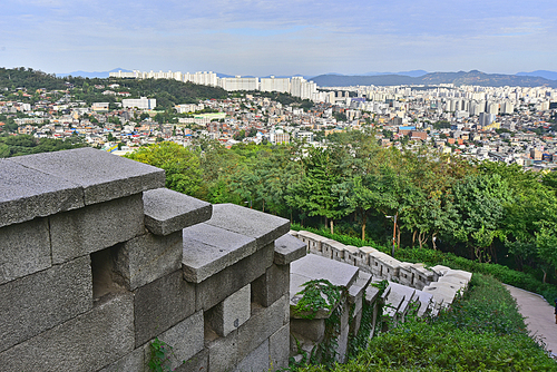 지금은 복원이 완료되어 서울의 대표적인 명소로 떠오른 서울 한양도성의 성곽 둘레길 풍경