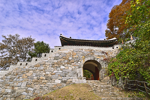 가을이 완연한 유네스코 세계문화유산으로 지정된 남한산성의 동문의 한국적인 가을풍경