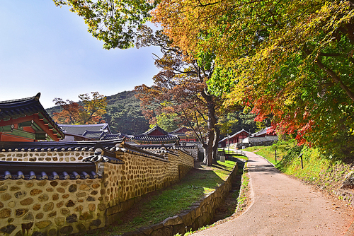 유네스코 세계문화유산으로 등재된 남한산성 행궁의 한국전통적인 아름다운 가을 풍경