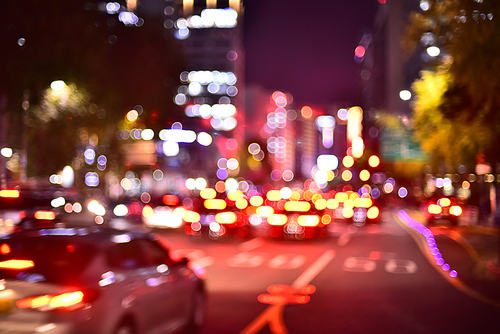 저녁 퇴근시간무렵의 시내 중심가 도로는 넘쳐나는 차량들로 교통체증을 유발하고 있다.