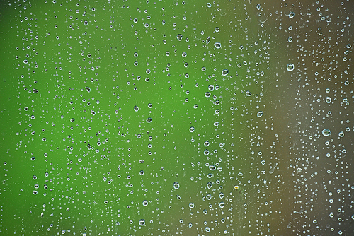 4월의 어느 봄날의 우요일, 창가의 유리창위로 알알이 맺혀 촉촉히 흘러내리는 투명한 봄비의 빗방울들
