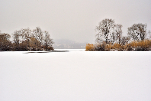 눈내린날의 겨울강변 풍경