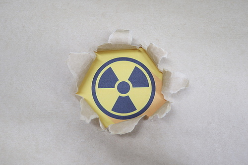 찍은 종이를 배경으로 방사능 위험 표시