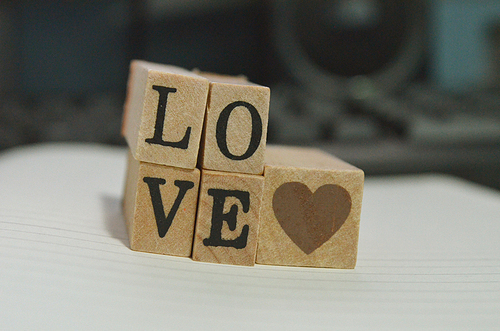 나무 도장에 새겨진 알파벳 글씨 사랑 love Text On Wooden Blocks
