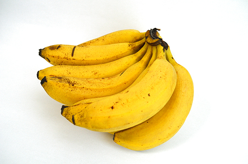 흰 배경의 바나나 한 다발 묶음 Close-Up Of Banana Isolated On White background