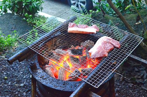 야외 숯 불판 위 굽고 있는 삼겹살 돼지고기