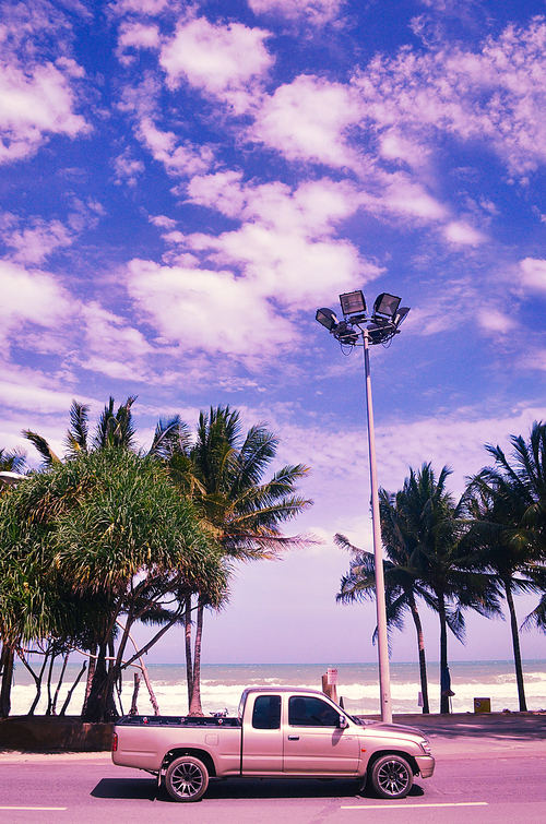 동남아 태국 푸켓 해외 여행지 관광 야자수 나무 해변 도로 달리는 자동차 푸른 하늘 풍경 감성 예쁜 사진