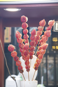 중국 전통시장에서 파는 딸기 탕후루