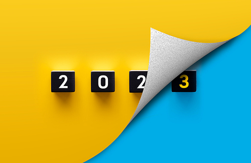 2022년부터 2023년까지 진행률 표시줄에 나무 큐브를 손으로 넣어 로드합니다. 목표 계획, 목표 개념, 전략으로 2023년 새해를 시작하세요.