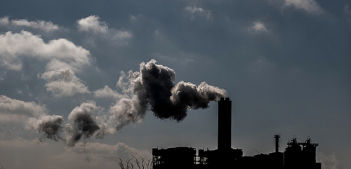공장 굴뚝 / 환경 및 산업 및 대기 오염