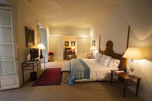 앤틱가구와 침대 하얀 분위기의 고급스런 호텔 룸