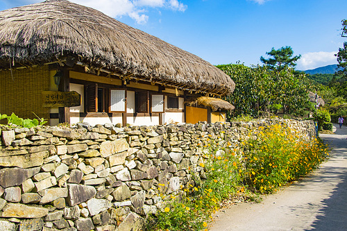 한국의 전통 민속 마을 초가집 풍경