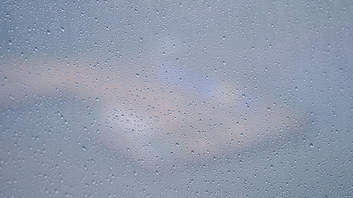 비오는 날 창문에 맺힌 빗방울