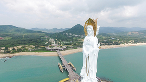 중국 하이난 남산사 바닷가 해변에서 해수관음상 풍경 항공촬영