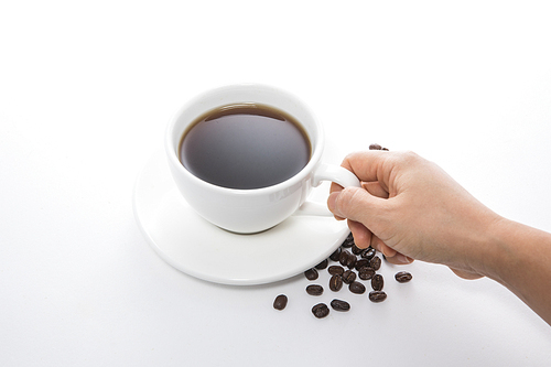 커피가 담겨있는 커피잔을 손으로 잡은 모습