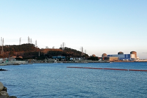 바다에 접해있는 원자력 발전소의 송전 선로 풍경