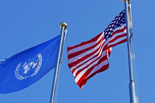 휘날리는 미국,유엔,깃발들