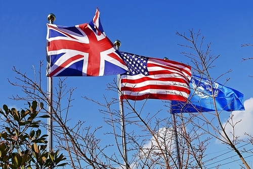 휘날리는 미국,영국,유엔,깃발들