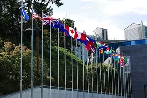 유엔 공원에 걸린 6.25 참전국의 국기들