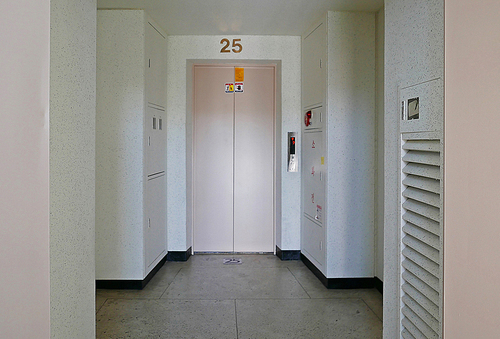 아파트 단지의 엘리베이터 입구 전경