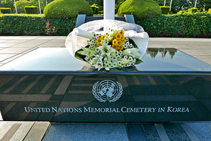 세계 유일한 유엔기념공원의 추모 헌화