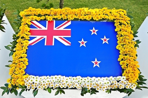 꽃으로 장식한 6.25 참전 국가의 국기,뉴질랜드