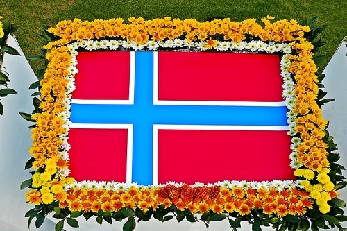 꽃으로 장식한 6.25 참전 국가의 국기,노르웨이